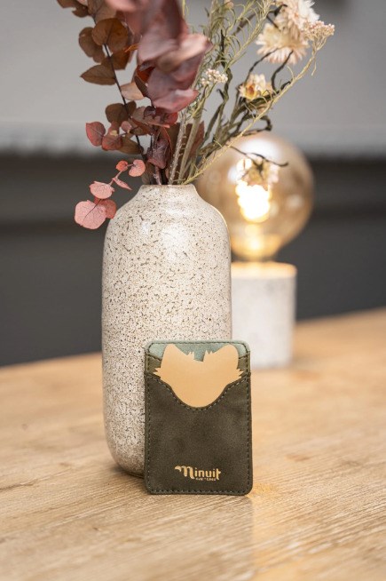Porte carte marron avec l'effigie d'un chien espace pour cartes et billets, en matière ecologique