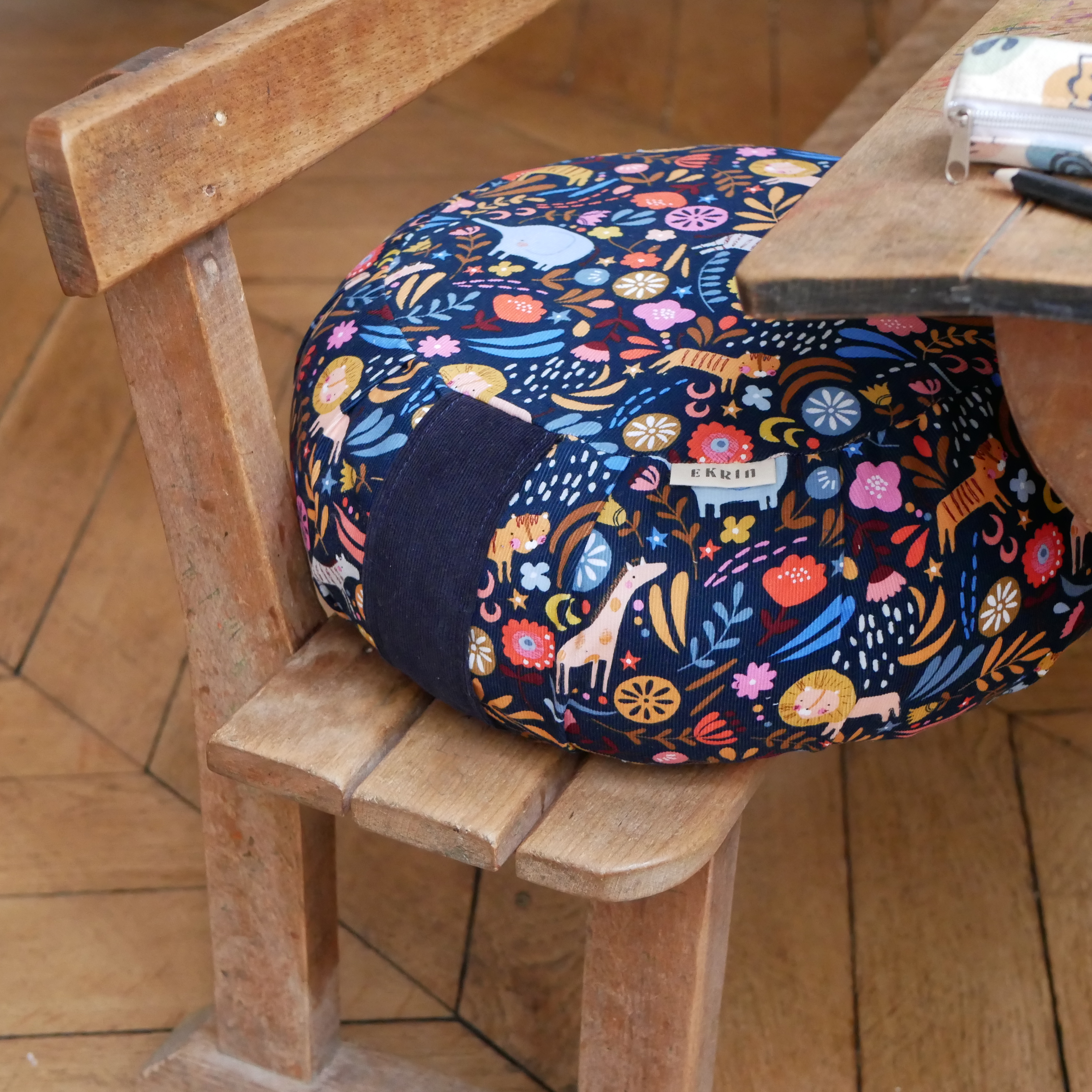 Mini zafu coussin de méditation enfant motif safari avec poignée confectionné en France