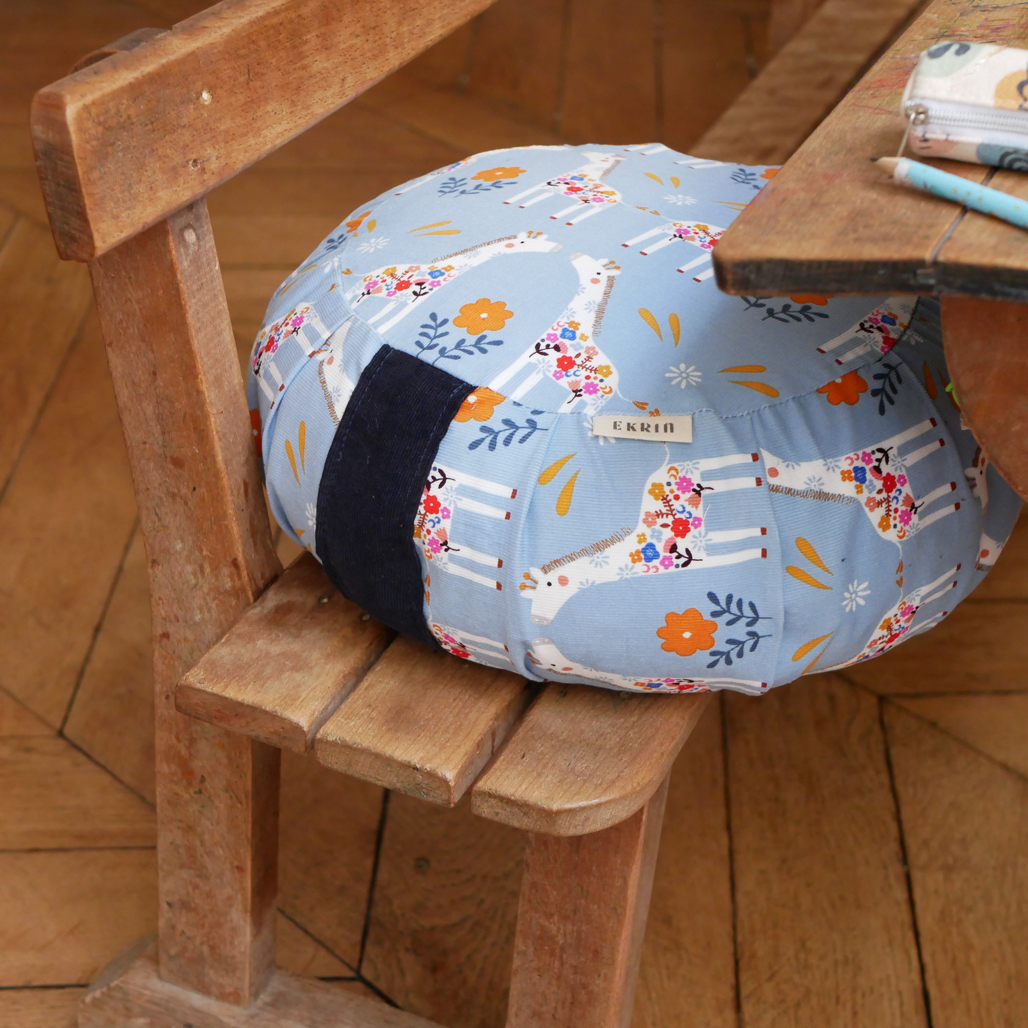 Mini zafu coussin de méditation enfant motifs girafes avec poignée confectionné en France
