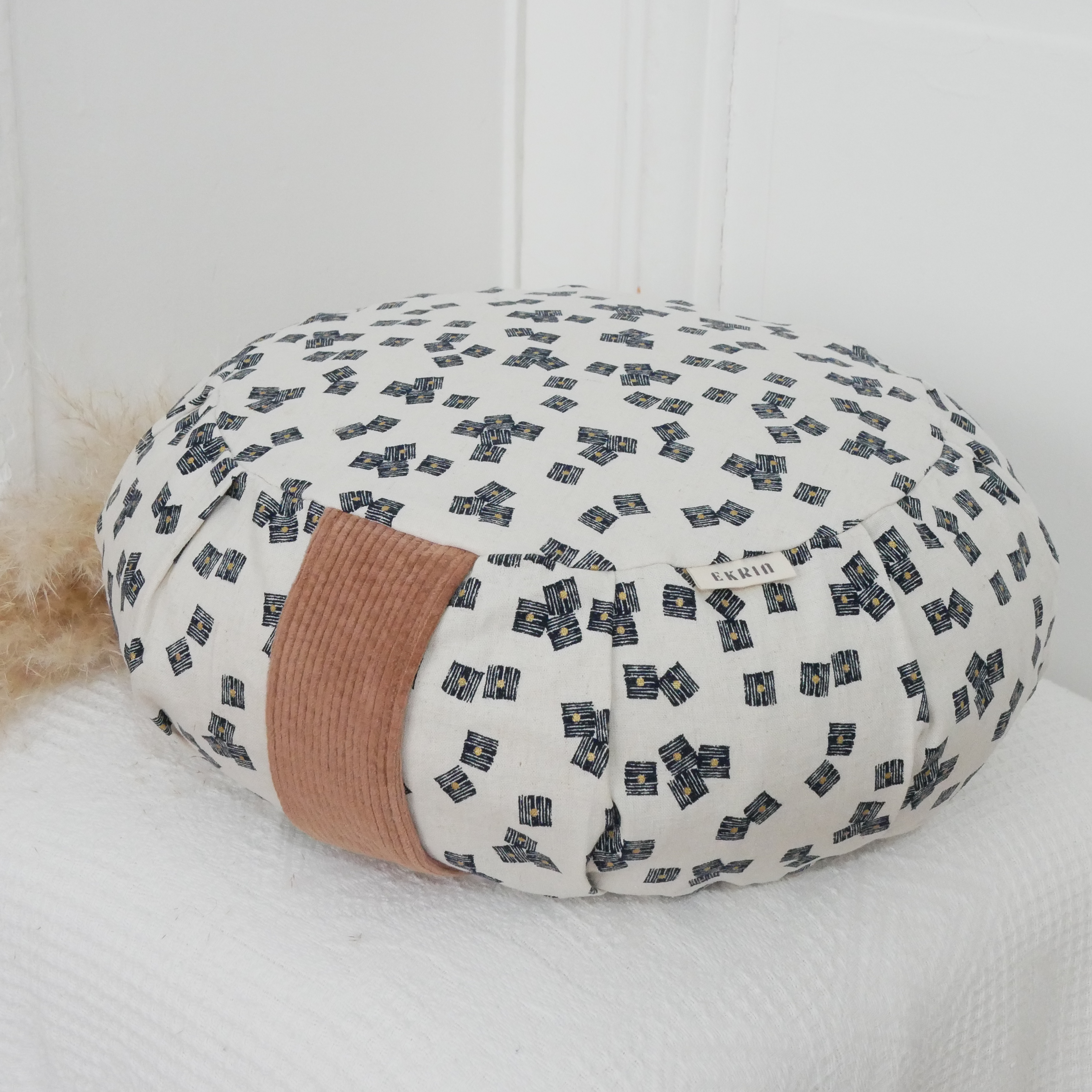 Zafu coussin de méditation et yoga motifs graphiques avec poignée confectionné en France