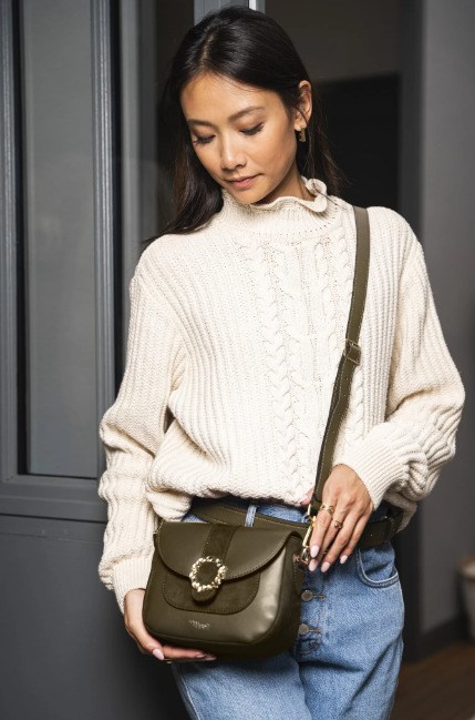 sac bandoulière kaki avec une boucle doré et un style bi-matière, en matières recyclées