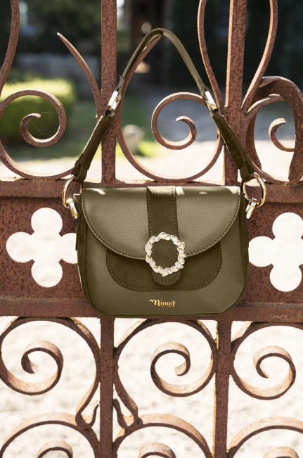 sac bandoulière kaki avec une boucle doré et un style bi-matière, en matières recyclées