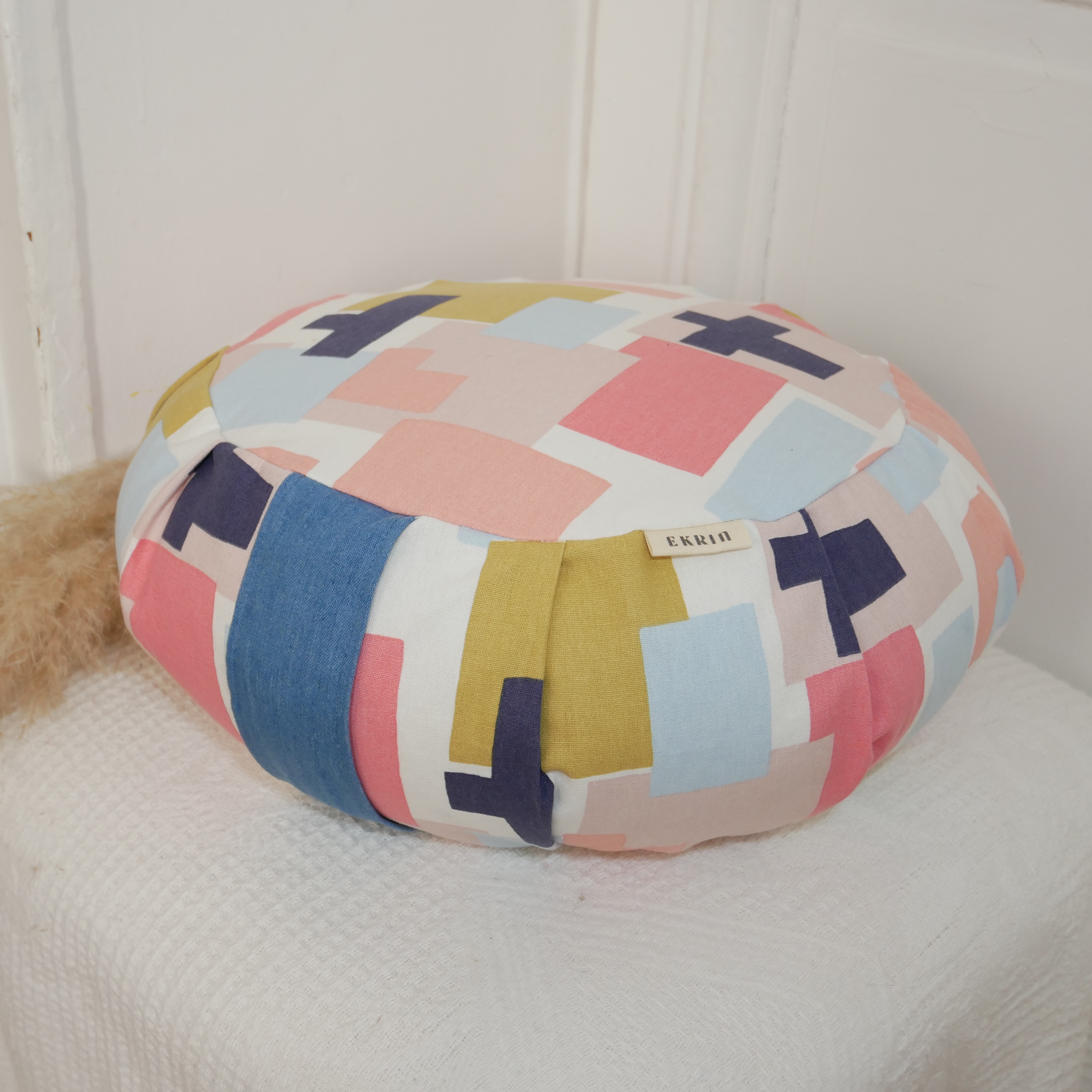 Zafu coussin de méditation et yoga vitaminé avec poignée denim confectionné en France