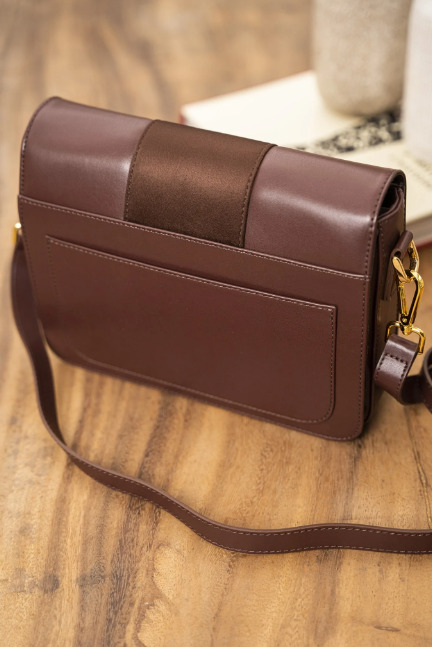 sac chocolat à bandoulière réglable et trois compartiments de rangement, en céréales