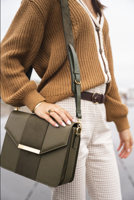 sac kaki à bandoulière réglable avec trois compartiments de rangement, style bi-matière