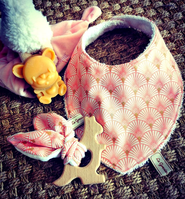 Bavoir bandana zéro déchet - motif Eventails Rose 2