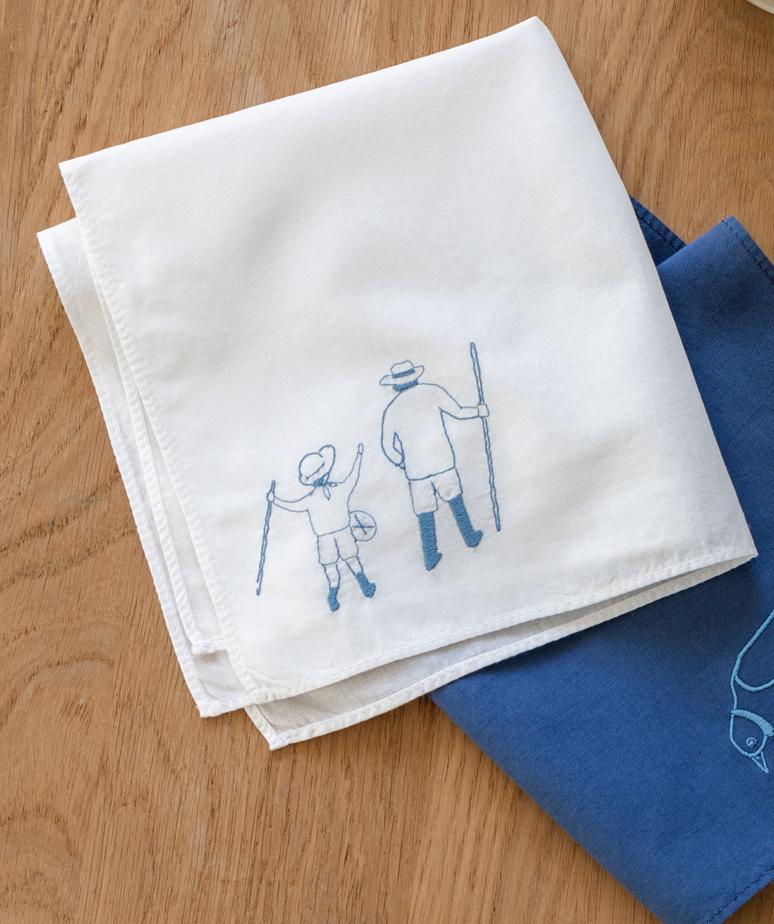 Mouchoir en tissu blanc brodé bleu