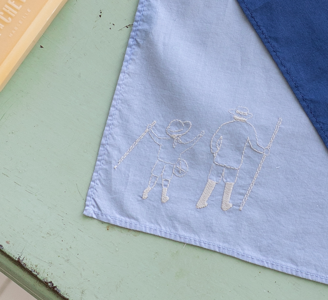 Mouchoir en tissu bleu ciel brodé