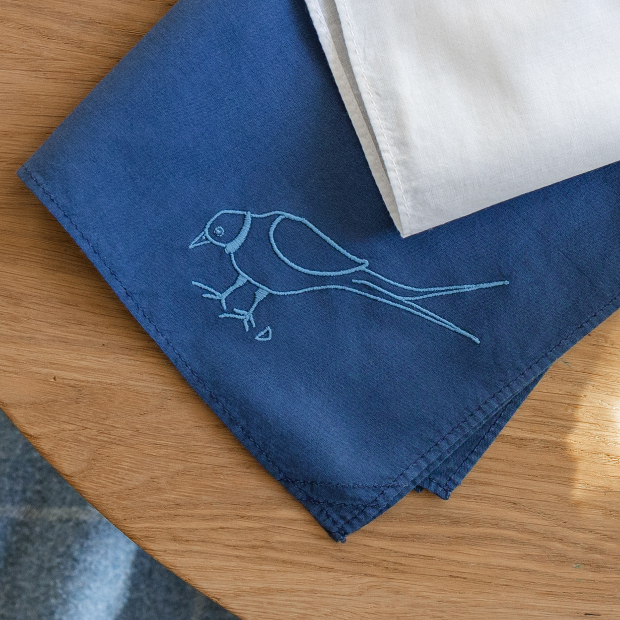 Mouchoir en tissu bleu brodé bleu