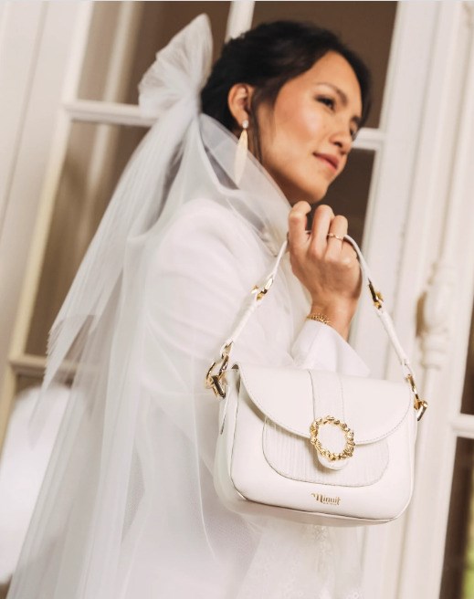 sac bandoulière blanc avec fermoir doré. Bandoulière de 207 cm, fabriqué au Portugal