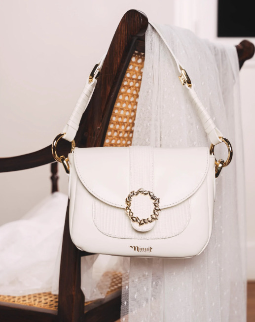 sac bandoulière blanc avec fermoir doré. Bandoulière de 207 cm, fabriqué au Portugal