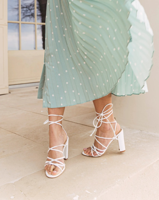 sandales blanches avec un talon de 9 cm à nouer autour de la cheville, fabriqué au Portugal