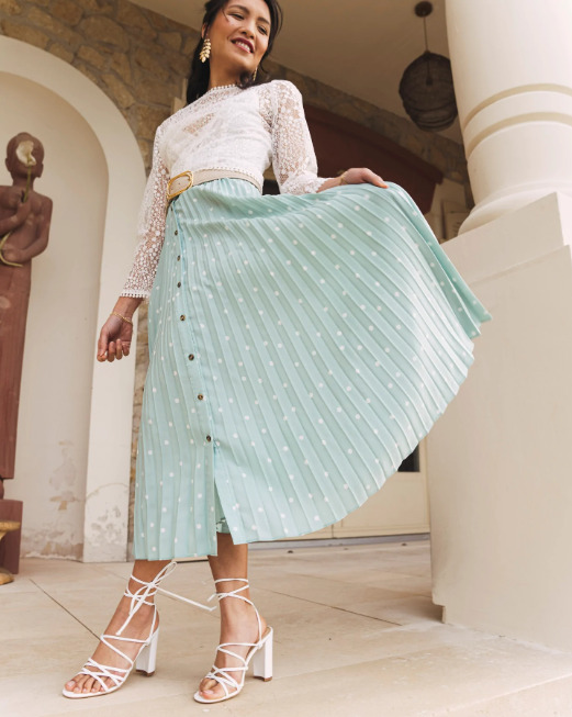 sandales blanches avec un talon de 9 cm à nouer autour de la cheville, fabriqué au Portugal