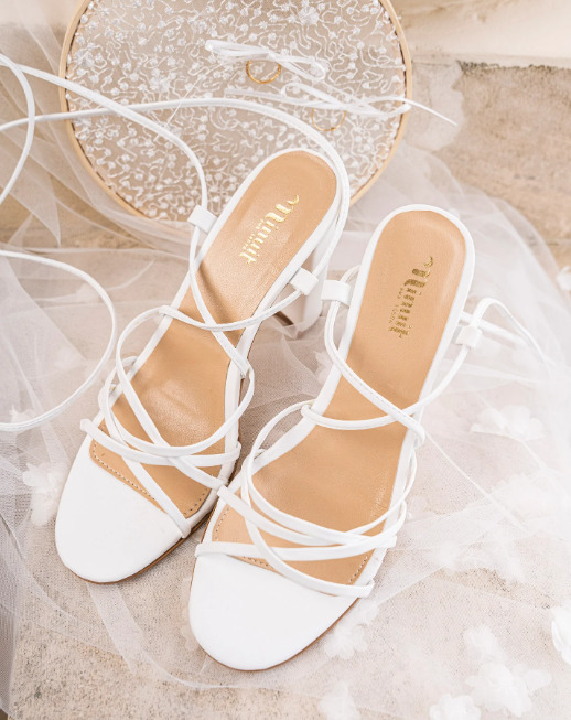sandales blanches avec un talon de 9 cm à nouer autour de la cheville, fabriqué au Portugal