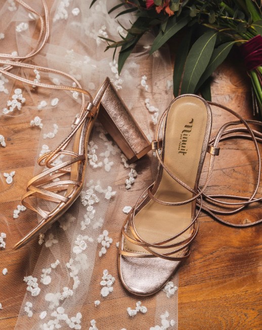 Sandales rose gold avec un talon de 9 cm à nouer autour de la cheville, fabriqué au Portugal