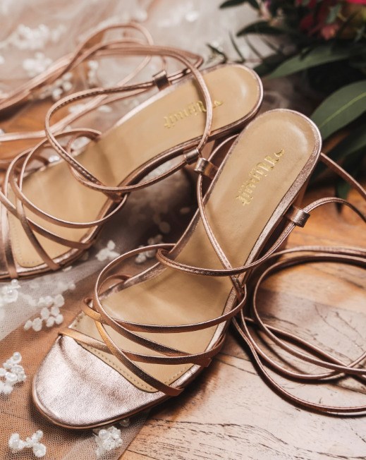 Sandales rose gold avec un talon de 9 cm à nouer autour de la cheville, fabriqué au Portugal