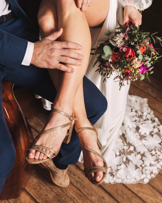 sandales rose gold avec boucle de fermeture ronde et un talon de 6 cm, fabriqué au Portugal