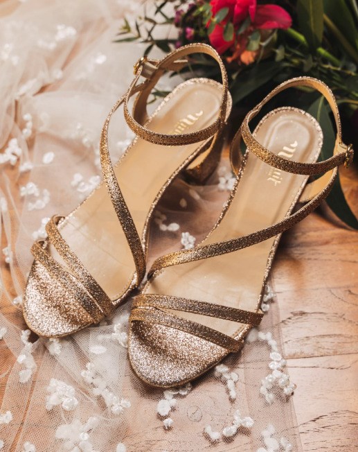 sandales rose gold avec boucle de fermeture ronde et un talon de 6 cm, fabriqué au Portugal