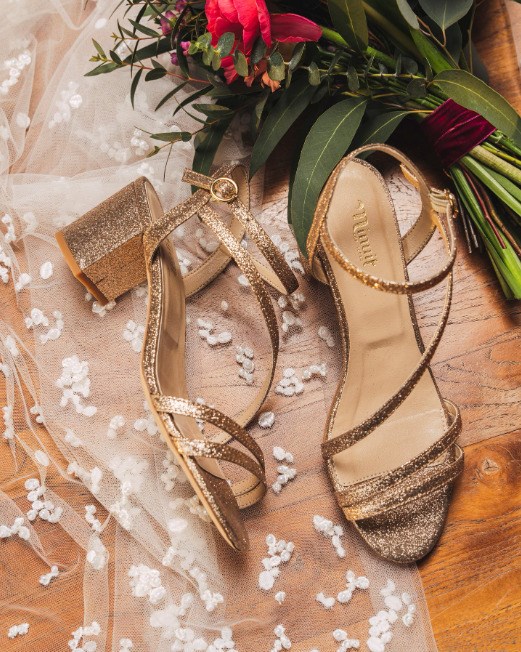 sandales rose gold avec boucle de fermeture ronde et un talon de 6 cm, fabriqué au Portugal