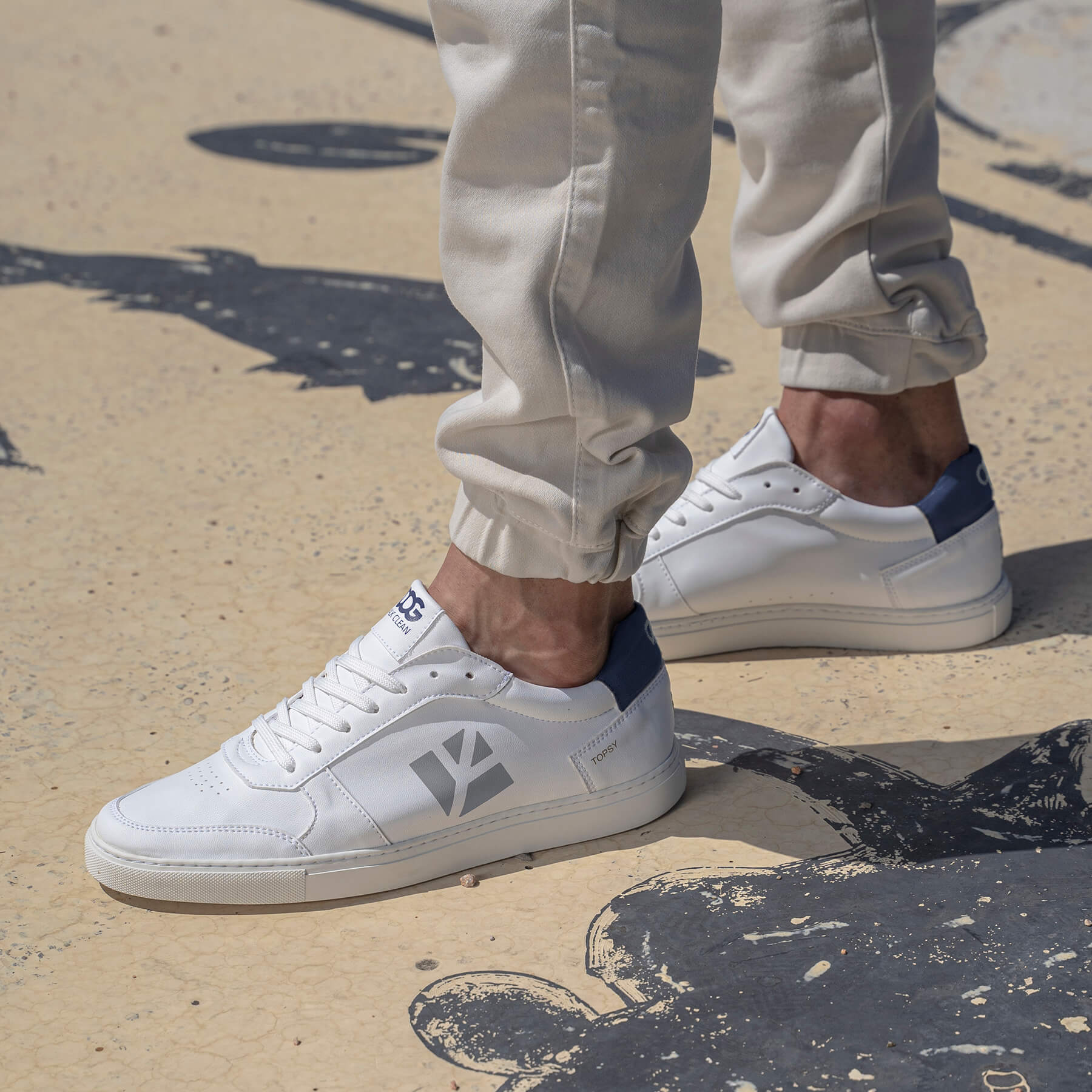 Sneaker vegan blanc et bleu TOPSY de COG