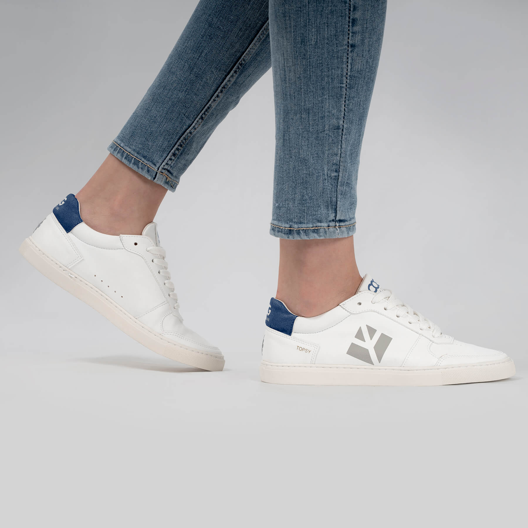 Sneaker vegan blanc et bleu TOPSY de COG