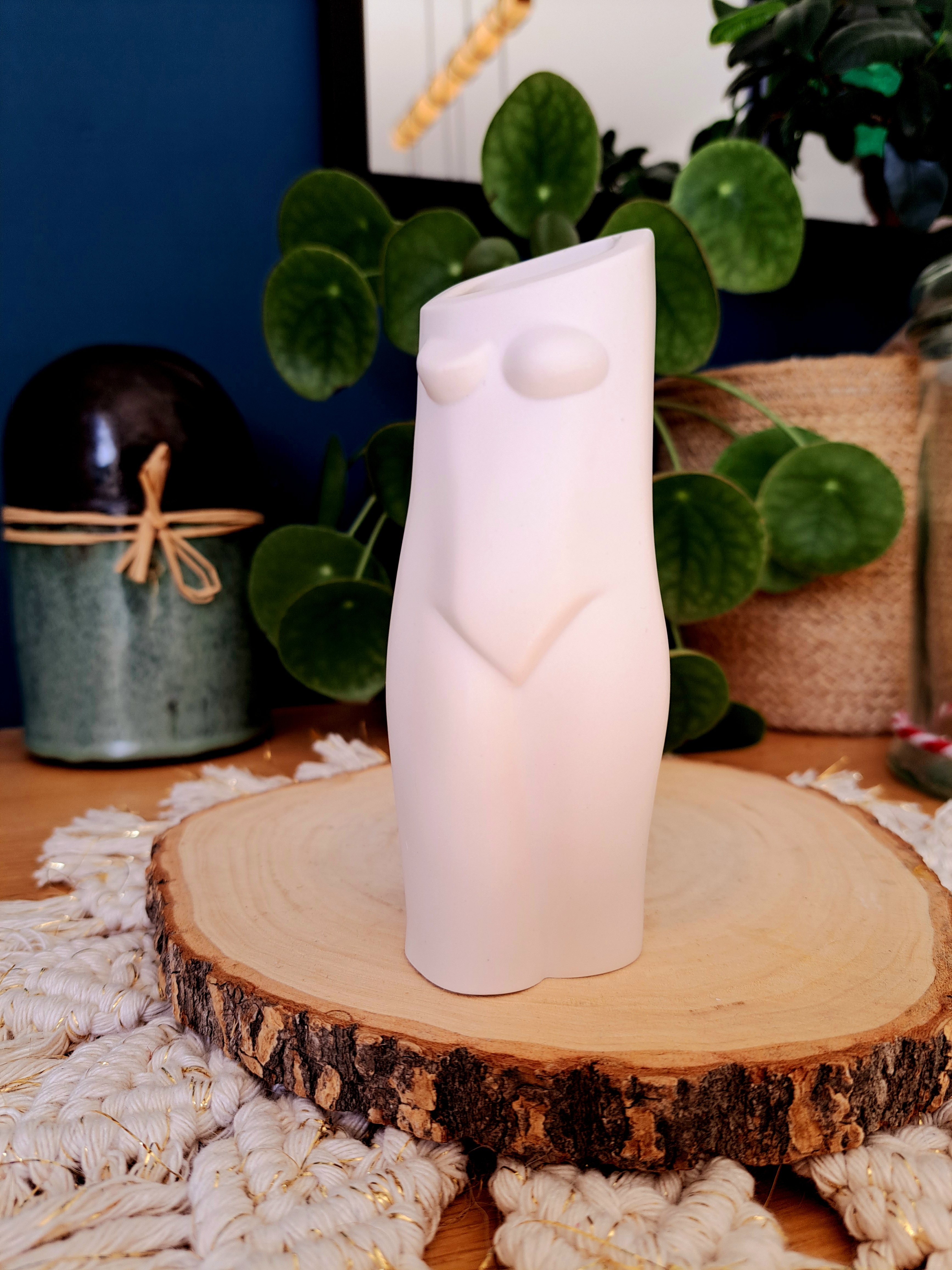 Vase “ode à la femme” en jesmonite 2