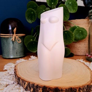 Vase “ode à la femme” en jesmonite