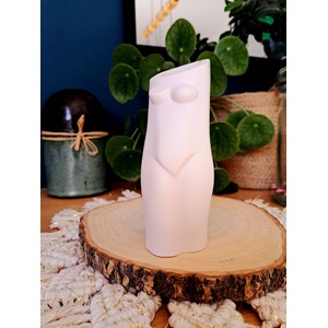 Vase “ode à la femme” en jesmonite