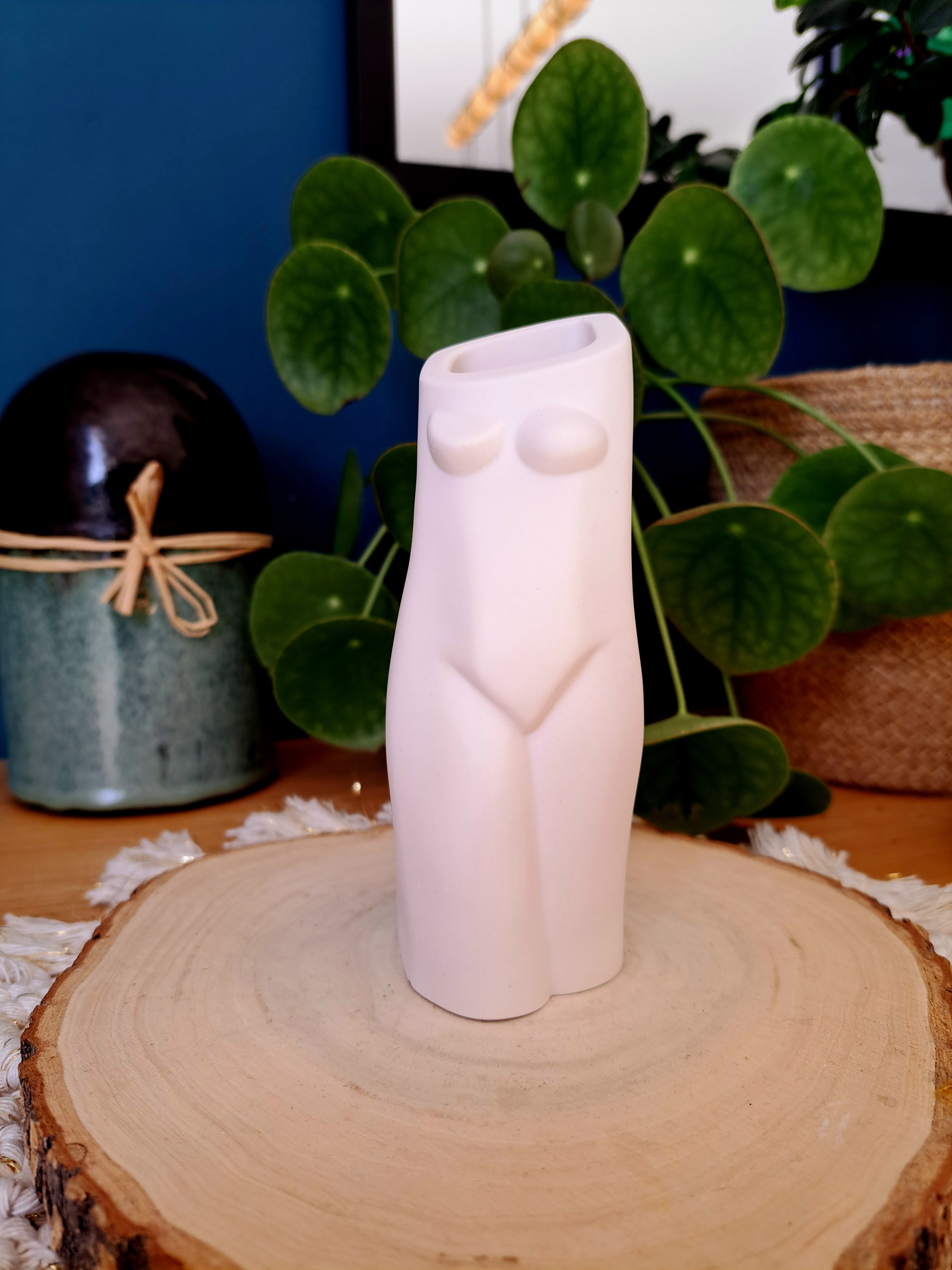 Vase “ode à la femme” en jesmonite 3