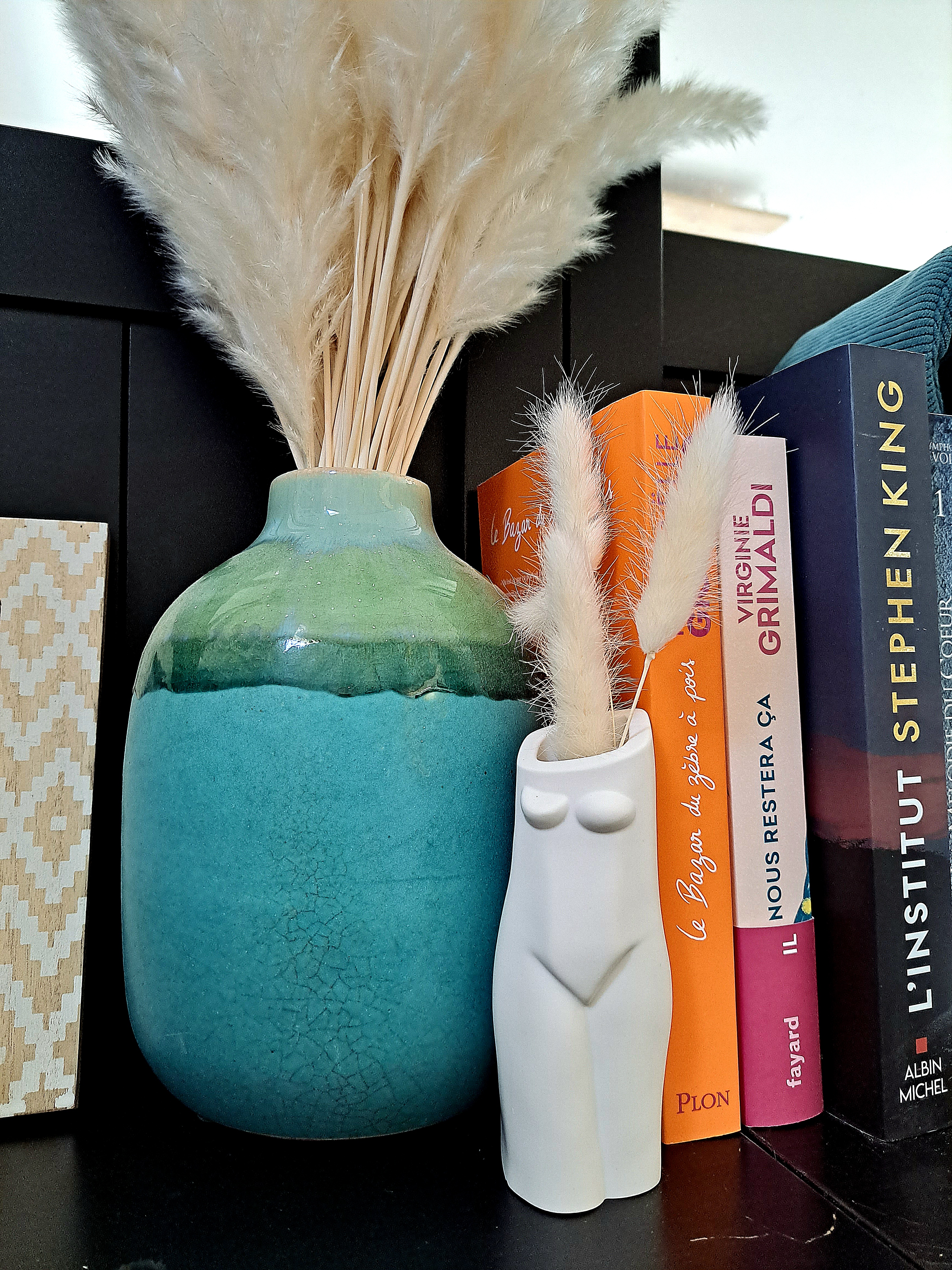 Vase “ode à la femme” en jesmonite 4