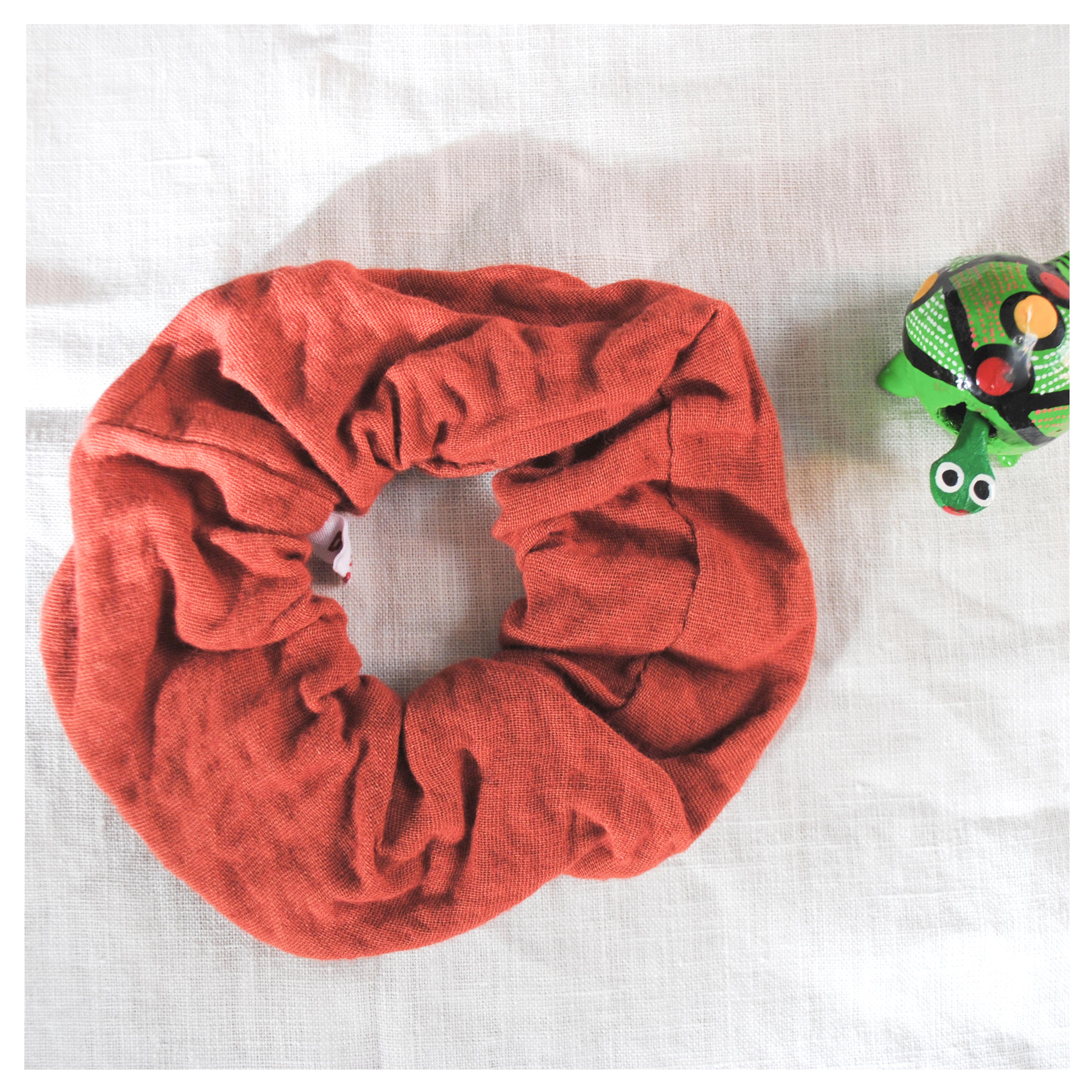 Chouchou rouge terracotta gaze de coton bio fait en France