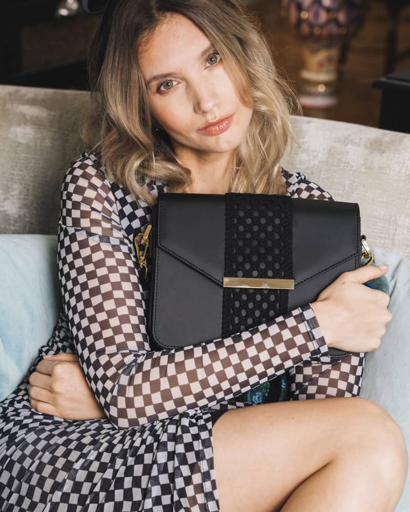 sac bandoulière couleur noir avec un motif tressé sur le devant, matières écoresponsables