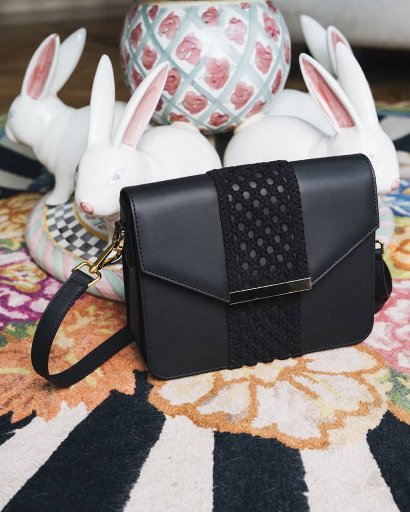 sac bandoulière couleur noir avec un motif tressé sur le devant, matières écoresponsables