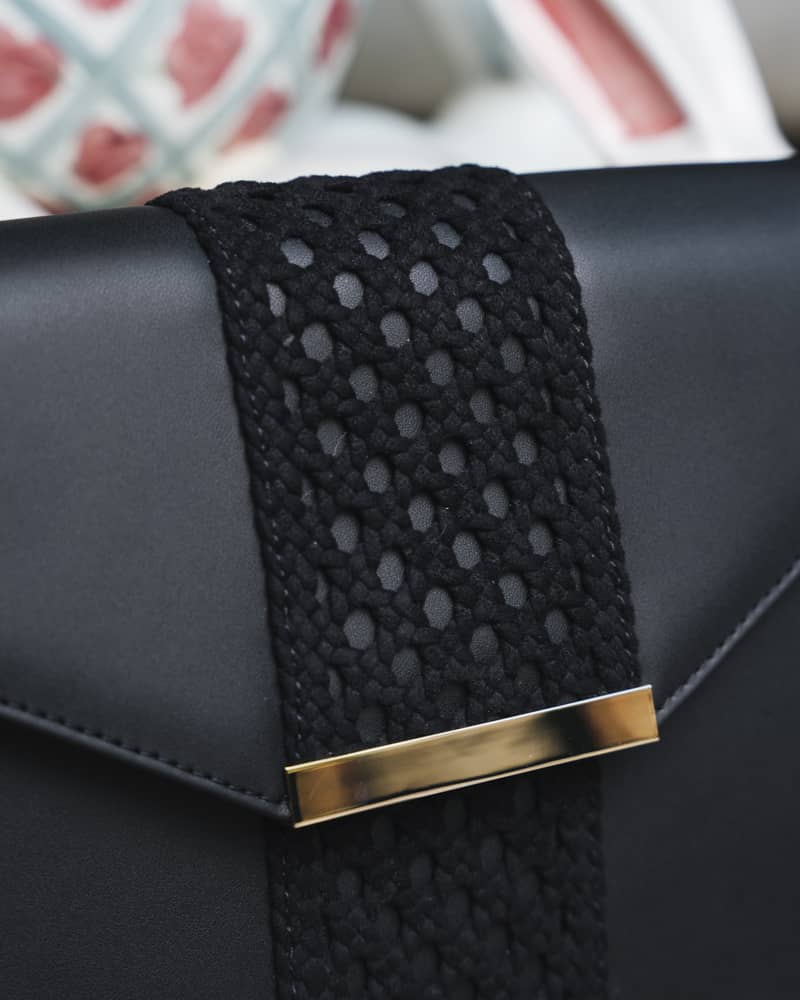 sac bandoulière couleur noir avec un motif tressé sur le devant, matières écoresponsables