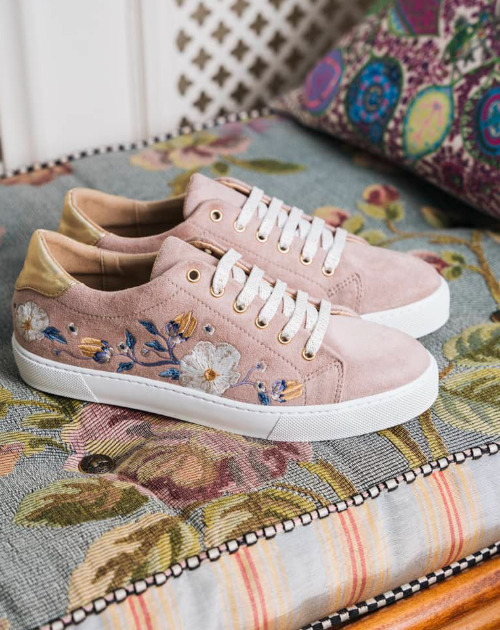 baskets rose poudré avec motifs fleuris et lacets blancs, en matières écoresponsables