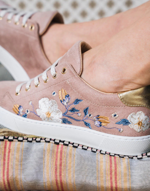 baskets rose poudré avec motifs fleuris et lacets blancs, en matières écoresponsables
