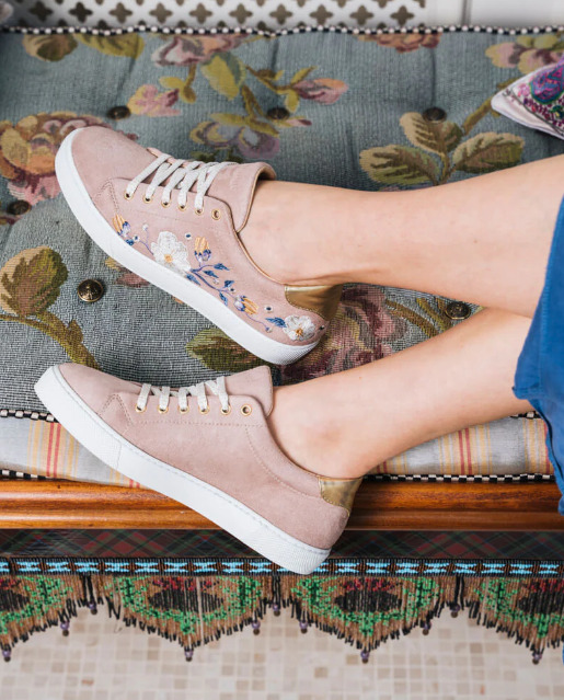 baskets rose poudré avec motifs fleuris et lacets blancs, en matières écoresponsables