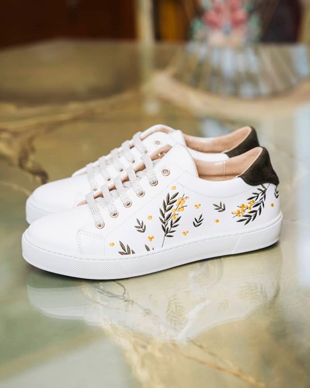 baskets à motifs fleuries mimosa sur les côtés et lacets blancs en matières écoresponsables