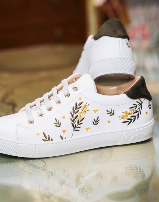 baskets à motifs fleuries mimosa sur les côtés et lacets blancs en matières écoresponsables