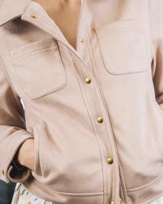 veste courte rose poudré avec fermetures boutons pressions dorés en fibres recyclées