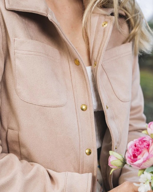 veste courte rose poudré avec fermetures boutons pressions dorés en fibres recyclées