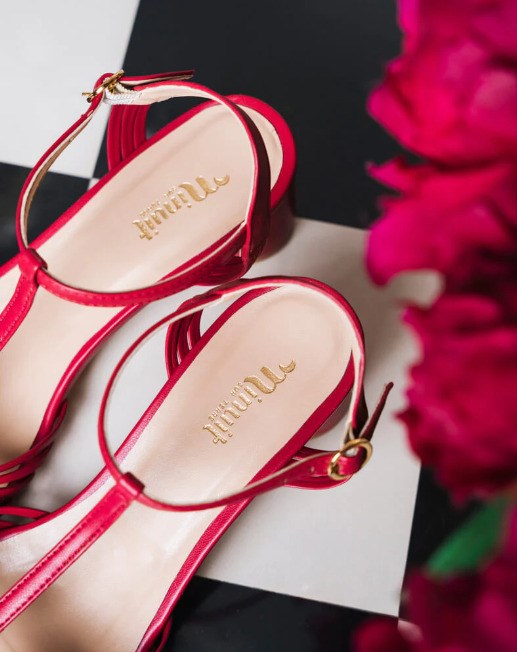 sandales ouvertes rose fuchsia avec un talon de 5.5 cm en matières végétales
