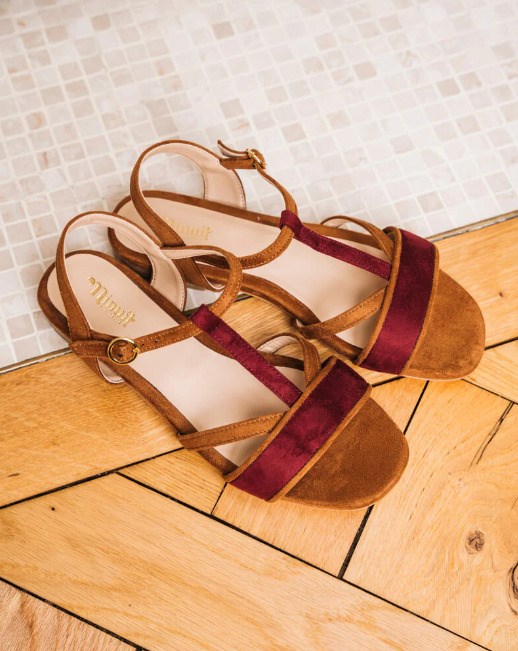 sandales ouvertes en marron et rouge, talonnette de 1.5 cm, fabriquées en fibres recyclées