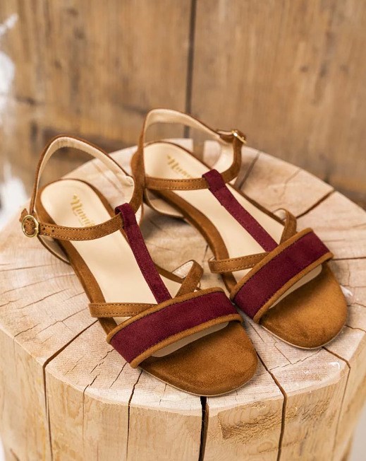 sandales ouvertes en marron et rouge, talonnette de 1.5 cm, fabriquées en fibres recyclées