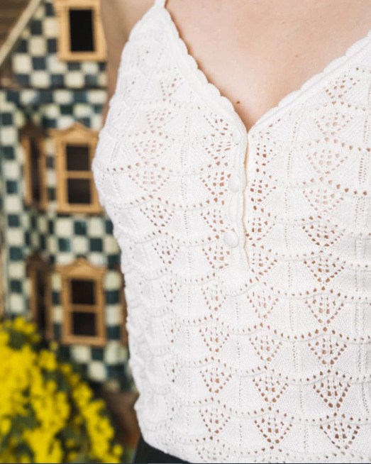 débardeur en maille crème avec décolleté en V et trois boutons devant, en coton bio, au Portugal