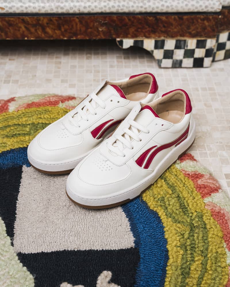baskets blanches avec des empiècements rouges coté et arrière, lacets blancs, fibres recyclées
