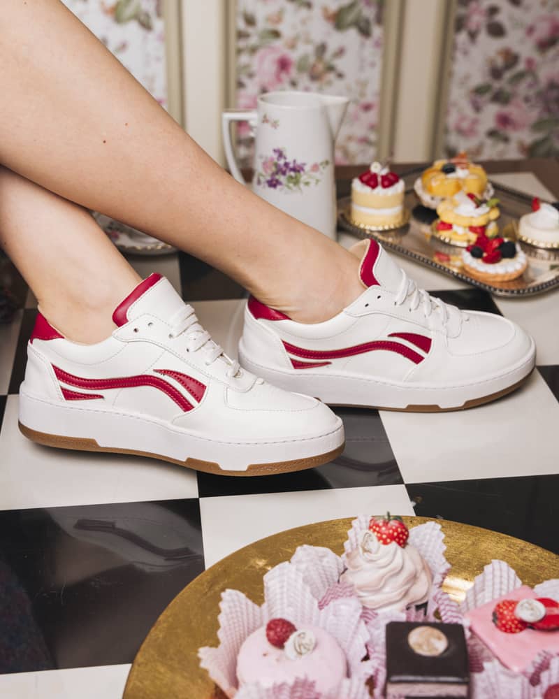 baskets blanches avec des empiècements rouges coté et arrière, lacets blancs, fibres recyclées