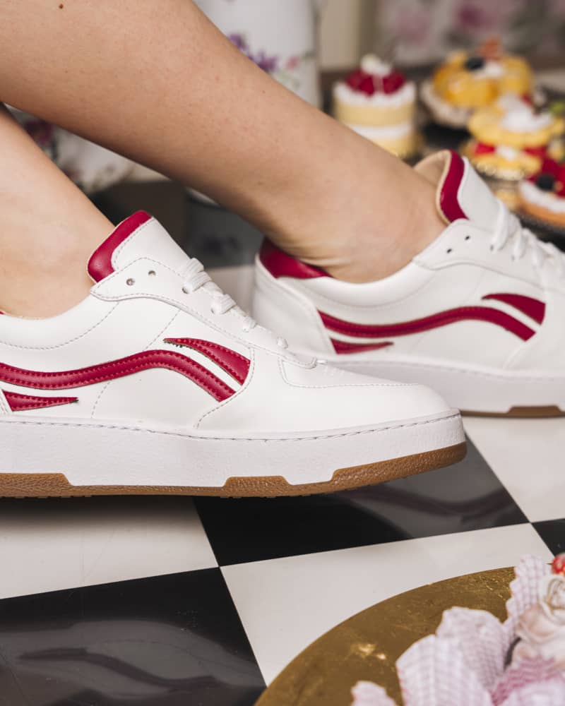 baskets blanches avec des empiècements rouges coté et arrière, lacets blancs, fibres recyclées