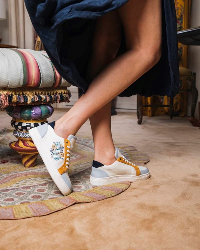 baskets blanches avec des motifs de fleurs sur les cotés avec des lacets blancs, en fibres recyclées