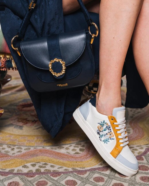 baskets blanches avec des motifs de fleurs sur les cotés avec des lacets blancs, en fibres recyclées